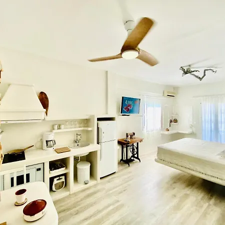 Deluxe Studios&suites Ageri-milos Apartment