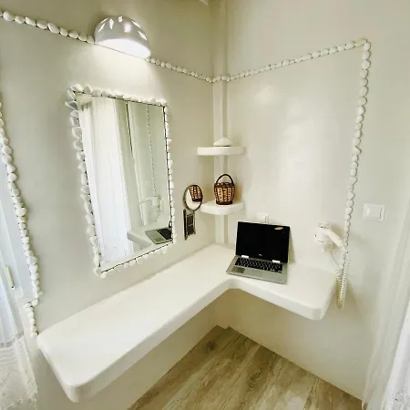 Deluxe & Ageri-milos * Adamantas (Milos)