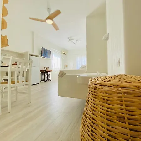 Deluxe & Ageri-milos Apartament