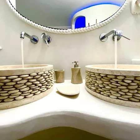 Deluxe & Ageri-milos * Adamantas (Milos)